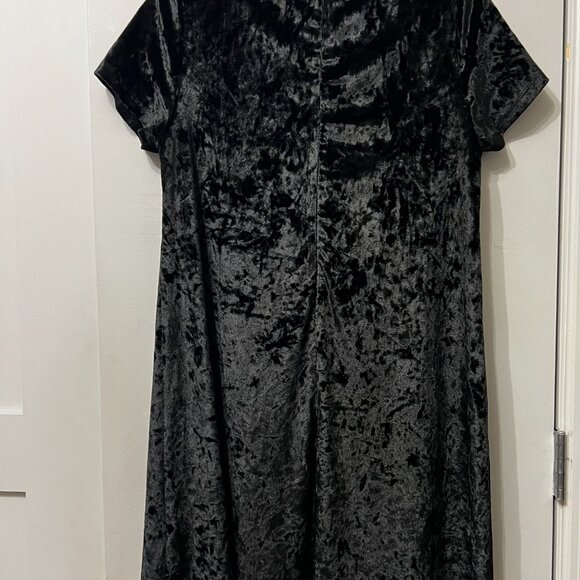 Mock neck velvet mini dress - Picture 3 of 3